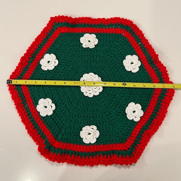 Vintage Christmas Crocheted Doily Table Topper Red Green White Flowers Retro - Picture 5 of 6